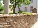 Bruchsteinmauerwerk mit "lebender" Mauerkrone